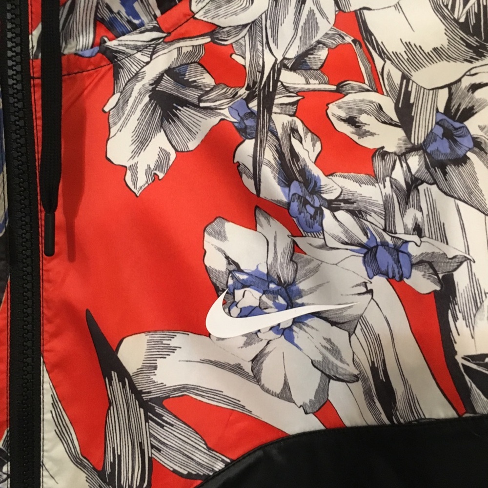 Plus size Woman’s Nike Crop Windbreaker - Picture 3 of 3